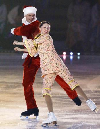 　娘のアナベルさん（右）と演技するニコライ・モロゾフ氏