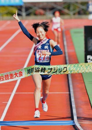 　初優勝のテープを切る大阪薫英女学院のアンカー加賀山恵