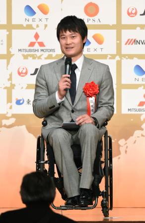 　「スポーツ功労者」で表彰され、あいさつする車いすテニスの国枝慎吾選手＝２２日午後、東京都内のホテル