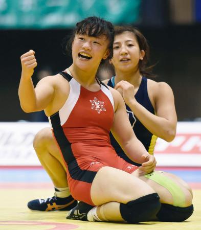 　女子４８キロ級で宮原優（奥）を下し優勝、ガッツポーズする登坂絵莉＝代々木第二体育館