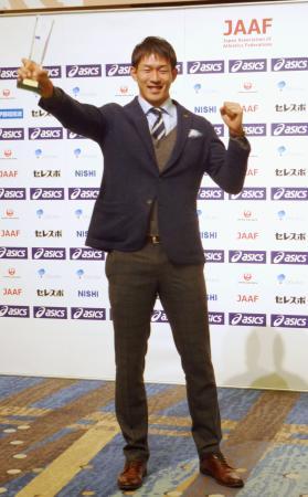 　「アスレティック・アワード」の最優秀選手に選ばれ、笑顔の右代啓祐＝２２日、東京都内のホテル