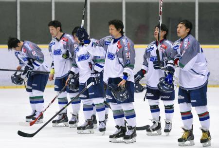 　７日の全日本選手権決勝でアイスバックスに敗れ、肩を落とすフリーブレイズの選手たち＝新横浜スケートセンター