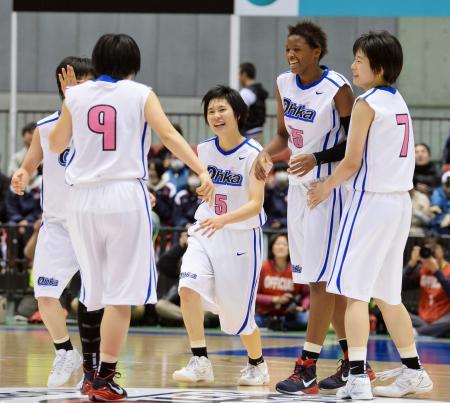 　聖カタリナ女を破り決勝進出を決めて喜ぶ桜花学園の選手たち＝東京体育館