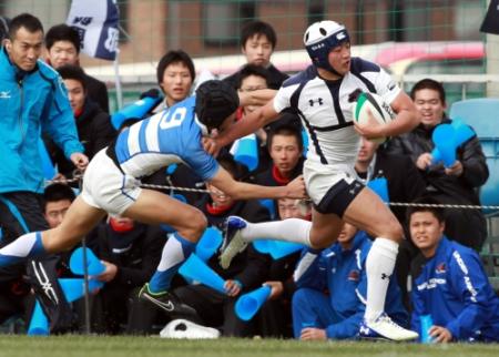 高松北-明和県央　前半、明和県央・宗塚㊨が相手を振り切り左中間へトライ　※※　＝花園ラグビー場