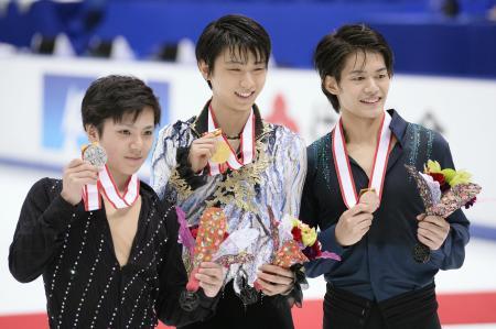 　全日本フィギュアスケート選手権で優勝し、３連覇を達成した羽生結弦（中央）。左は２位の宇野昌磨、右は３位の小塚崇彦＝２７日、長野市ビッグハット