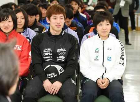 　全日本スプリントの開会式で笑顔を見せる、４連覇を狙う小平奈緒（右）と連覇が懸かる羽賀亮平（中央）＝エムウエーブ