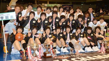 　３年連続２０度目の優勝を果たし、笑顔で記念撮影する桜花学園の選手ら＝東京体育館