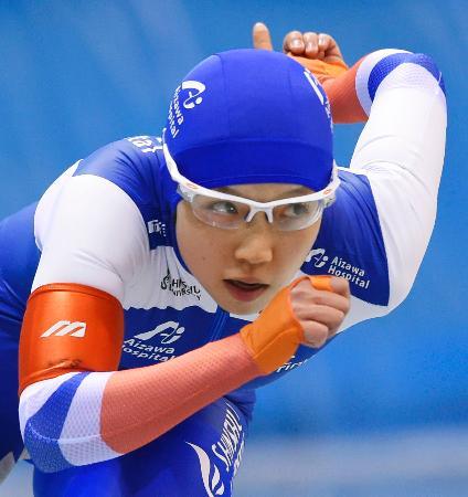 　女子５００メートル　３８秒０６をマークして１位の小平奈緒＝エムウエーブ