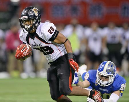 　関学大-富士通　第４クオーター、関学大のタックルをかわし逆転のタッチダウンを決める富士通・ゴードン＝東京ドーム