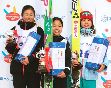 　女子で優勝した高梨沙羅（中央）。左は２位の勢藤優花、右は３位の伊藤有希