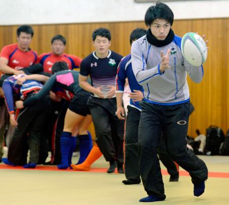 　初Ｖに向け、練習する御所実の竹山暉（右）ら