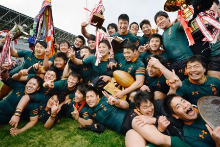 　第９４回全国高校ラグビー大会で３大会ぶり５度目の優勝を果たし、笑顔で記念写真に納まる東福岡の選手たち＝７日、大阪府東大阪市の花園ラグビー場