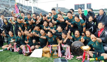 　３年ぶり５度目の優勝を飾り、歓喜の表情を見せる東福岡の選手たち。後列左端が藤田監督（撮影・飯室逸平）