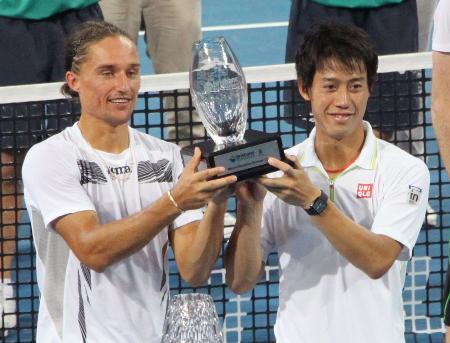 　男子ダブルスで準優勝した錦織（右）、ドルゴポロフ組＝ブリスベン（共同）