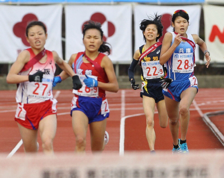 ４チームがすべて１秒差の接戦を、大阪（左端）が制す