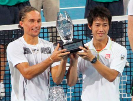 　男子ダブルスで準優勝した錦織（右）、ドルゴポロフ組（共同）