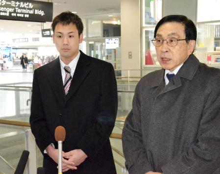 　初公判に向けて心境を語る冨田尚弥選手。右は国田武二郎弁護士