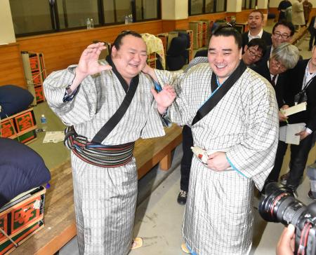 　支度部屋で日馬富士（右）に話しかけられ満面に笑みを浮かべる宝富士