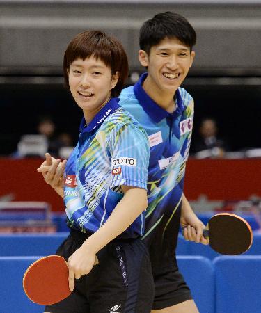 　混合ダブルス　３回戦を突破して笑顔の吉村、石川（左）組＝東京体育館
