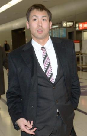 　韓国での初公判を終え、帰国した冨田尚弥選手＝中部空港