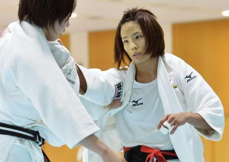 　柔道日本女子の強化合宿で練習する松本薫（右）＝味の素ナショナルトレーニングセンター