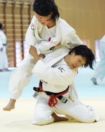 　柔道日本女子の強化合宿で練習する近藤亜美（下）