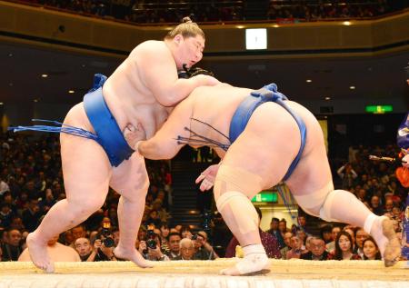 　はたき込みで琴奨菊（右）を破った逸ノ城（撮影・村中拓久）