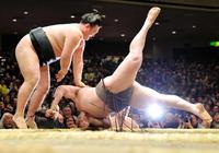 白鵬、土俵際で一瞬ヒヤリも５連勝