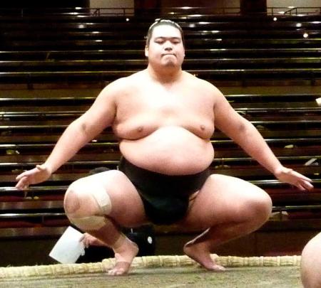 　前相撲へ臨む飛翔富士