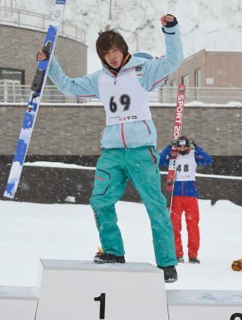 　２回目にジャンプ台記録に迫る１４５・５メートルを飛んで２位に入り、表彰台で喜ぶ栃本翔平＝大倉山