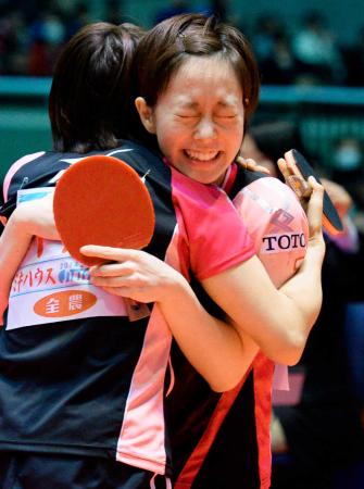 　女子ダブルスで優勝し平野（左）と抱き合って喜ぶ石川