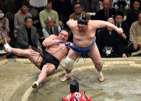 　常幸龍（右）が突き落としで日馬富士を破る（撮影・北田美和子）