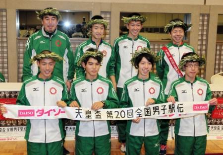 初優勝を飾り、笑顔を見せる埼玉県チーム＝広島市中区の広島国際会議場（撮影・出月俊成）