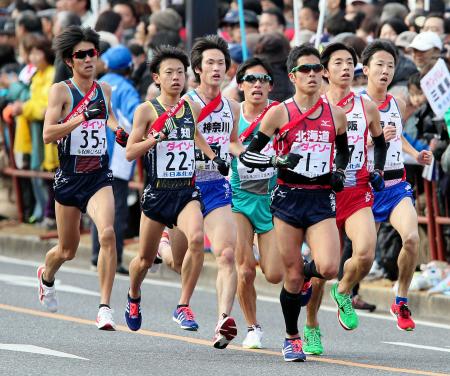 　集団の中で力走する愛知のアンカー・神野大地（左から２人目）＝広島市の平和記念公園前（撮影・出月俊成）