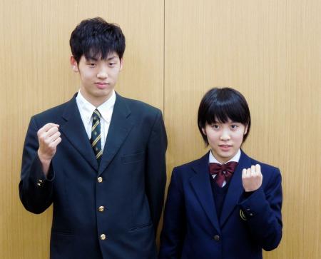 　初の代表入りを果たした、平野美宇（右）と、いとこの村松雄斗