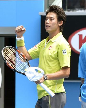 　男子シングルス１回戦で勝利し、ガッツポーズで喜ぶ錦織圭＝２０日、メルボルン（共同）