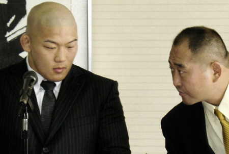 石井（左）に全日本選手権出場を厳命した斉藤監督＝2008年９月11日