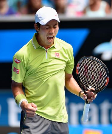 　ポイントを奪いガッツポーズをする錦織圭（共同）