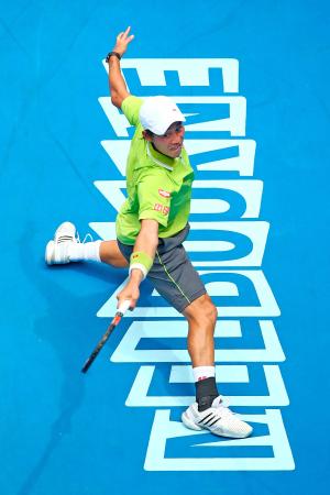 　バックハンドで打ち返す錦織圭（ゲッティ＝共同）