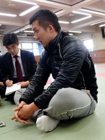 　斉藤氏との思い出を語る鈴木桂治氏