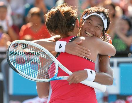 　女子ダブルス１回戦で勝利し抱き合って喜ぶクルム伊達（奥）、デラクア組＝メルボルン（共同）