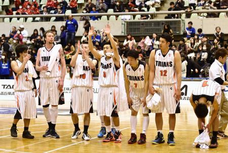 　アイシン三河と対戦後、観客の声援に応えるＮＢＬ和歌山の選手＝愛知県西尾市総合体育館