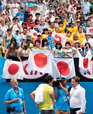 　男子シングルス２回戦を突破した錦織圭に声援を送るスタンドのファン（共同）