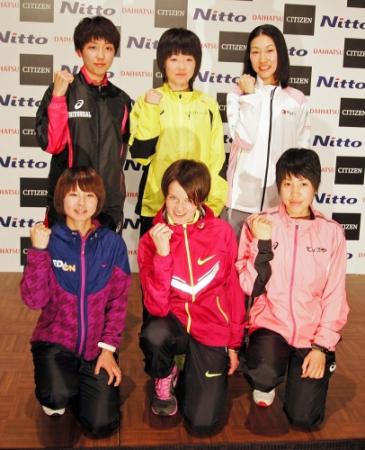 　会見でポーズをとる（前列左から）渡辺裕子、タチアナ・ガメラ、重友梨佐、（後列左から）永尾薫、野尻あずさ、小崎まり