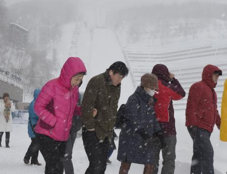 　悪天候で予選中止となり、引き揚げる観客＝２３日、札幌市大倉山