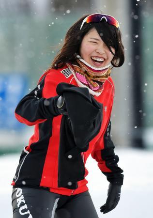 　女子３０００メートルで優勝した佐藤綾乃＝山形市総合ＳＣスケート場