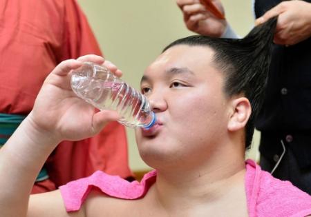 支度部屋で水を一気飲みする白鵬＝両国国技館（撮影・園田高夫）