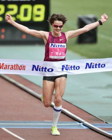 　２時間２２分９秒で、３連覇を果たしたタチアナ・ガメラ＝ヤンマースタジアム長居