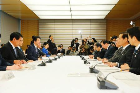 　２０２０年東京五輪・パラリンピック関係閣僚会議であいさつする安倍首相（左端）＝２７日午前、首相官邸