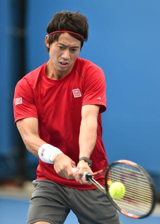 　男子シングルス準々決勝に向けて、練習する錦織圭＝メルボルン（共同）